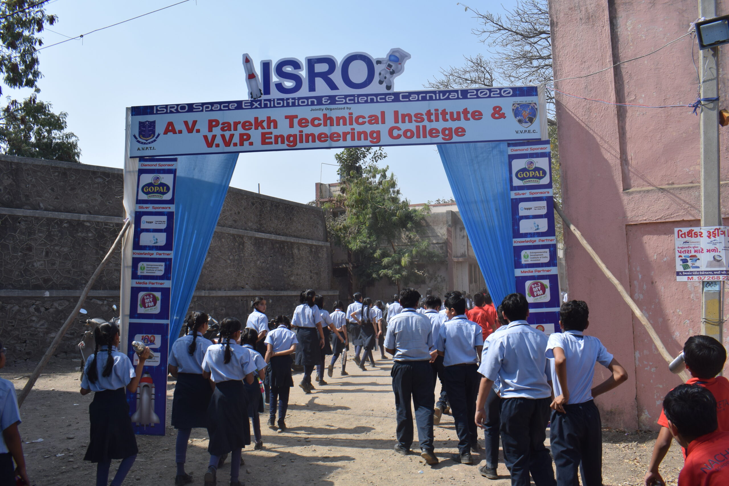 Gujarati Medium Students Visit ISRO Space Exhibition